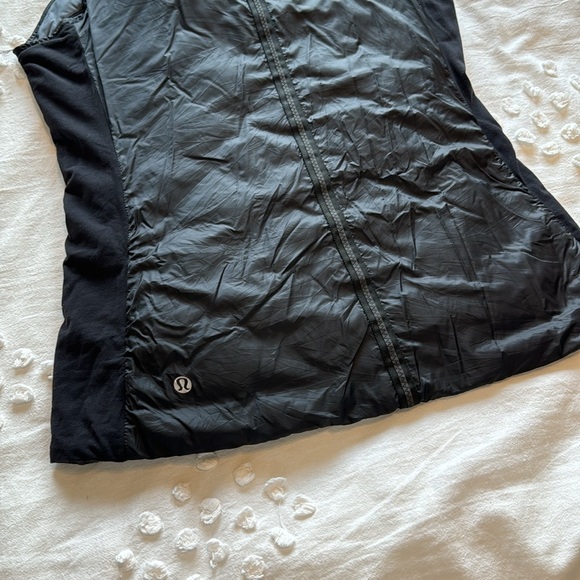 Reversible Grey/Black Lululemon vest - Picture 4 of 7